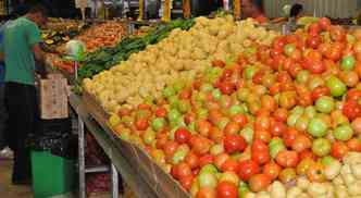 Tomate, batata e feijo puxam queda no custo da cesta bsica em julho (foto: Marcos Michelin/EM)