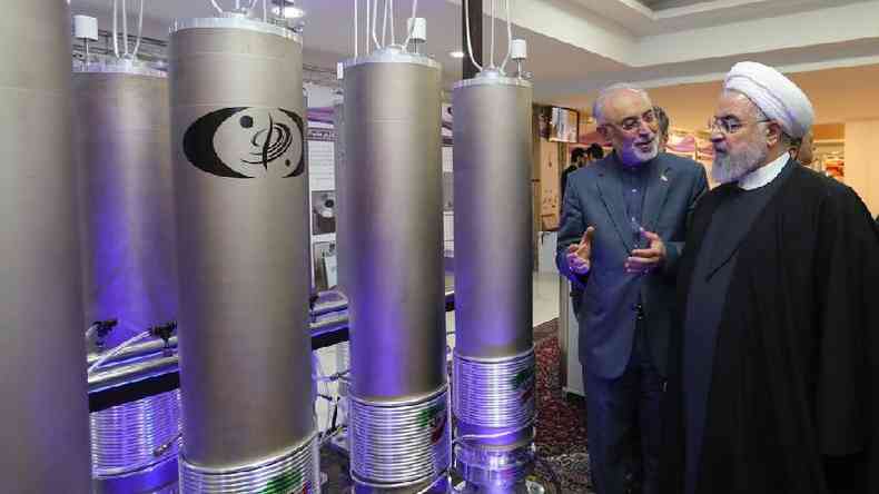 O presidente Hassan Rouhani inspeciona tecnologia nuclear; tudo indica que o Ir est avanando com seus projetos nessa rea(foto: AFP)
