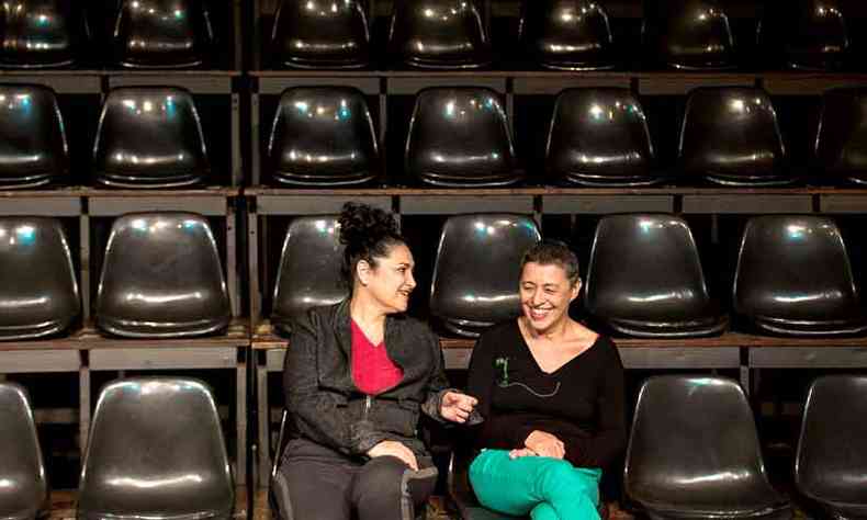 A atriz Inez Viana e a atriz mineira radicada no Rio de Janeiro Denise Stutz contracenam na plateia de um teatro no espetculo on-line 