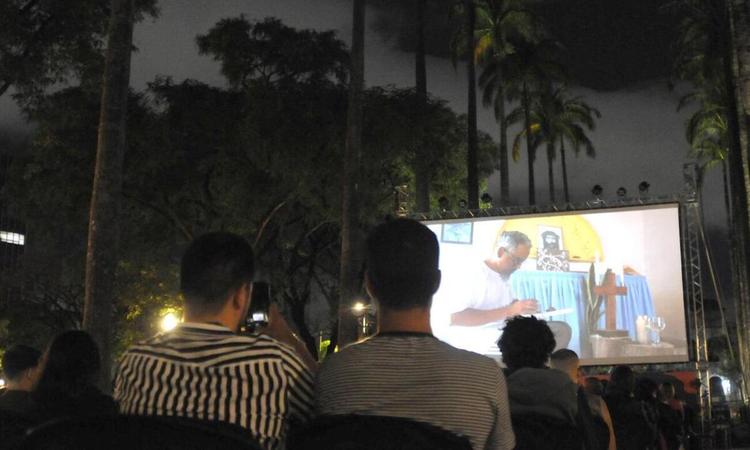 Tela de cinema na Praa da Liberdade