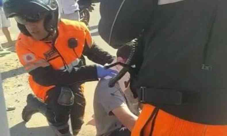 atendimento a motociclista ferido em acidente com cavalo