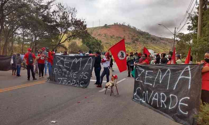 Integrantes do MST chegaram por volta das 7h com faixas de protestos contra o governador Romeu Zema(foto: MST/Assentamento Oziel Alves Pereira/Divulgao)