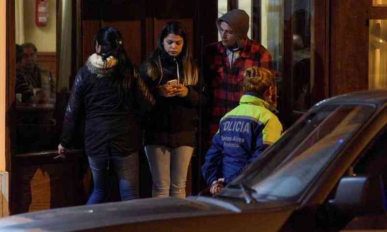 Familiares das vtimas ficaram hospedadas em um hotel em Mar Del Plata aguardando a confirmao de que o submarino era o Ara San Juan, desaparecido h cerca de um ano, com 44 tripulantes (foto: AFP / ALFONSINA TAIN )