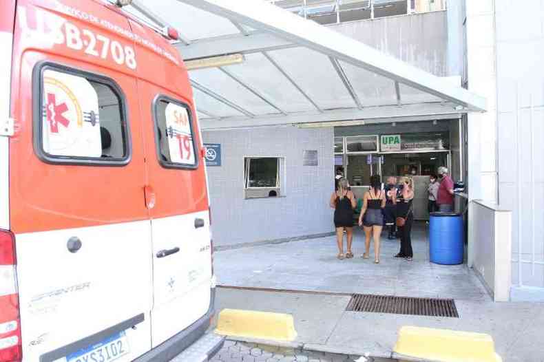 Entrada da UPA Centro-Sul, onde muitos pacientes esto se internando e aguardam vagas em hospitais(foto: Edsio Ferreira/EM/D.A.Press)