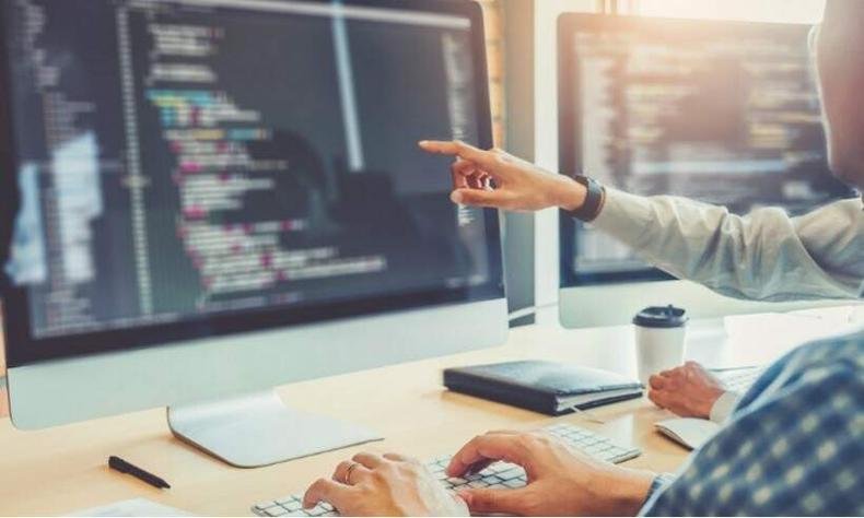 Programa abre inscrição para curso gratuito de Desenvolvedor de Software(foto: Educa Mais Brasil) Programa abre inscrição para curso gratuito de Desenvolvedor de Software(foto: Educa Mais Brasil)