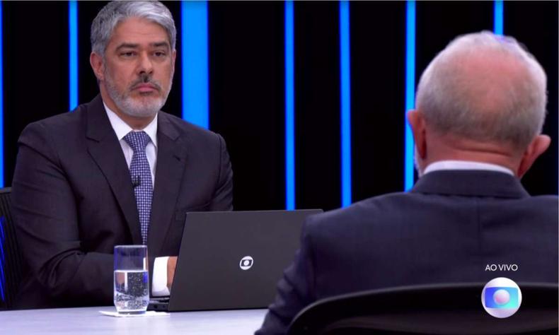 Luiz Inácio Lula da Silva (PT) é sabatinado por William Bonner no Jornal Nacional(foto: Reprodução) Lula (PT) de costas e Bonner de frente durante a entrevista