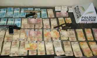 Cerca de R$ 70 mil foram apreendidos em uma bolsa que seria levada pelos bandidos(foto: PM/Divulgao)