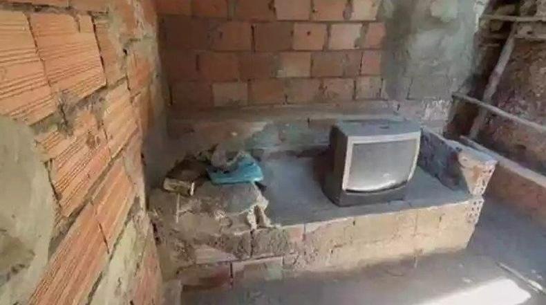 televis�o antiga em um dos c�modos do c�rcere em S�o Joaquim de Bicas