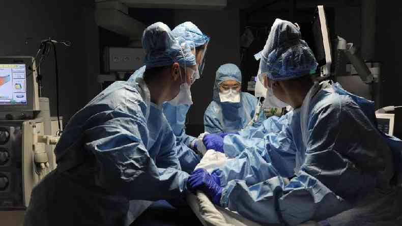 A OMS j considera a transmisso por aerossis em situaes especficas, como a intubao no hospital(foto: Getty Images)
