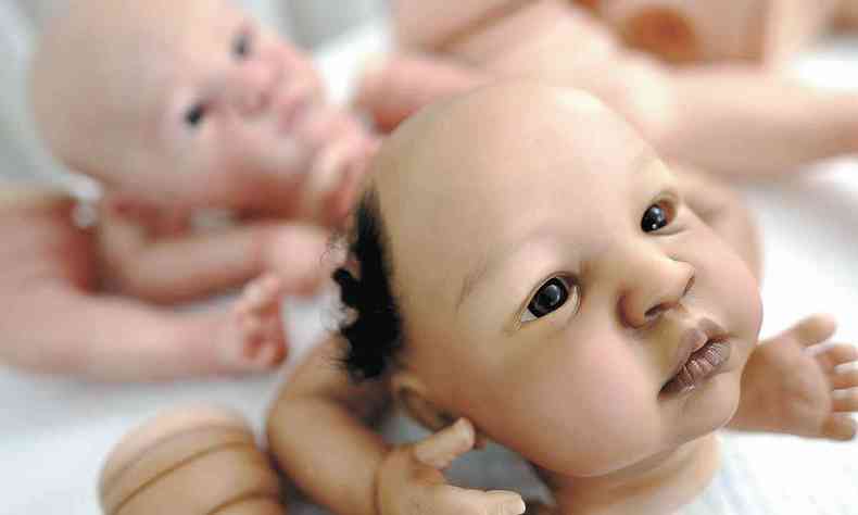 Rosto de boneco de um beb, que recebeu os primeiros fios de cabelo, vindos de ovelhas