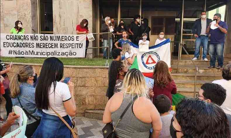 Professores, pais e alunos protestam contra municipalizao em Itana(foto: Daniel Oliveira)