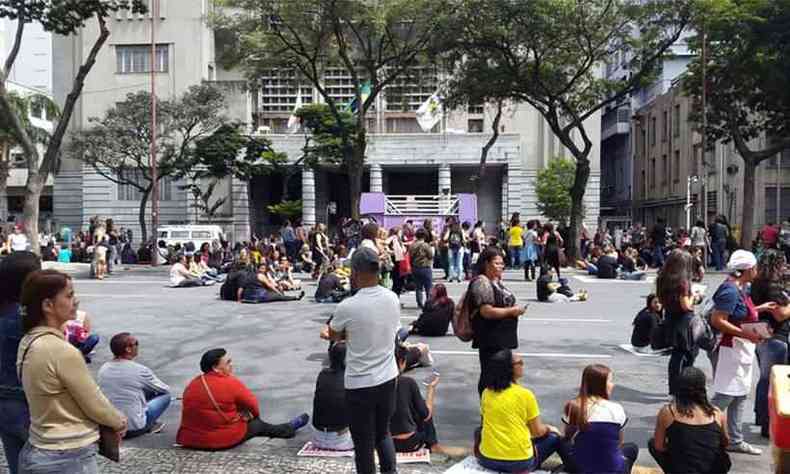 Professores fecharam os dois sentidos da Avenida Afonso Pena(foto: Gladyston Rodrigues/EM/D.A.Press)