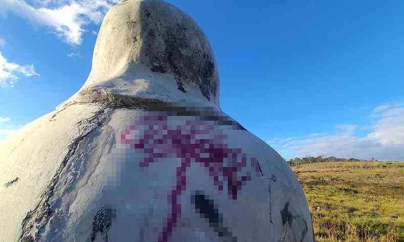 esttua juquinha serra do cip pichada