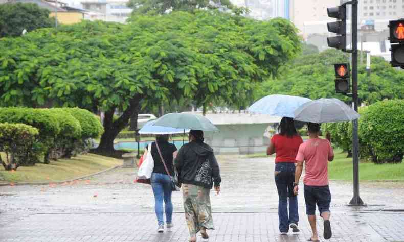 Pessoas andando com guarda chuva na Praa Raul Soares, Regio Central de BH