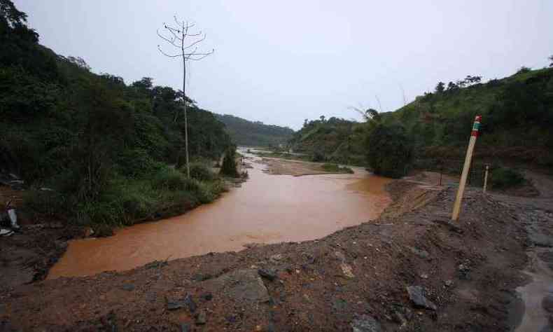 guas de afluentes do Rio Doce so tragadas pelo rejeito acumulado em barramento(foto: Edsio Ferreira/Em/D.A. Press)