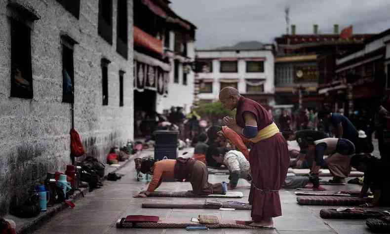 budistas ajoelhando