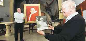 Frei Evaldo Xavier (com quadro de Joo XXIII) e frei Tinus van Balen (com Joo Paulo II) festejaram anncio da santificao(foto: JUAREZ RODRIGUES/EM/D.A PRESS)