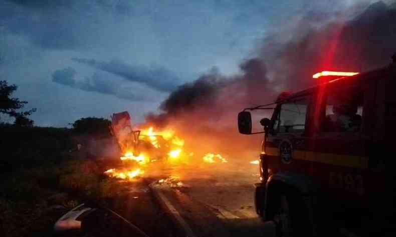 Acidente causa incndio em Janaba(foto: Reproduo/WhatsApp)
