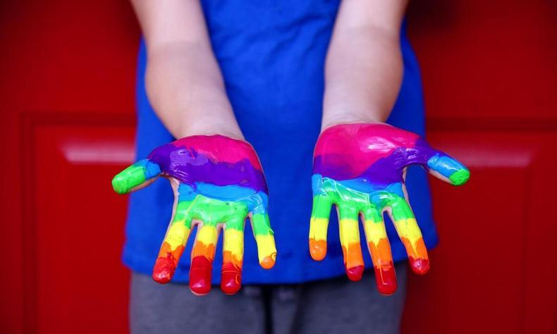 Mos pintadas comas cores da comunidade LGBTQIA 