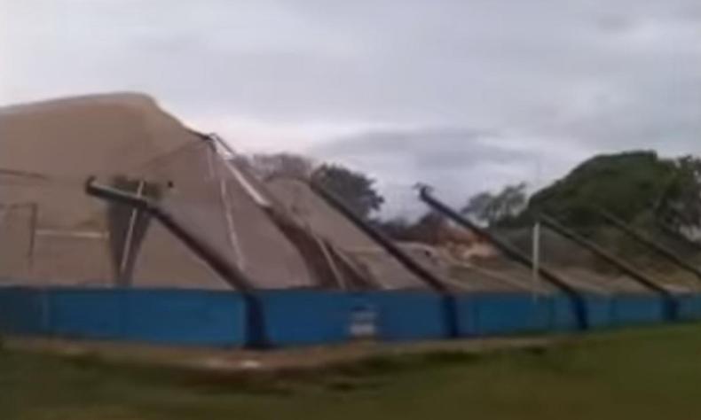 Os fortes ventos derrubaram o cobertura de ginsio do povoado de Itaipu, em Arax