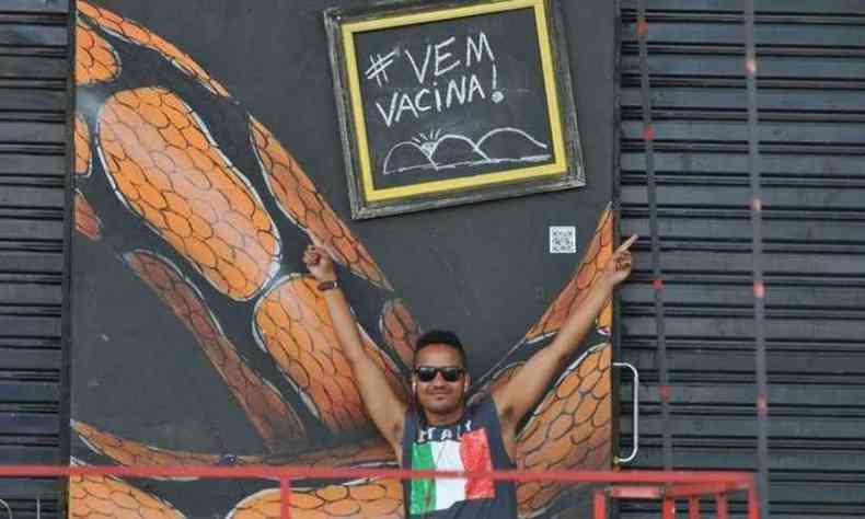 Diego Lemos Alves Nogueira, de 30 anos, est ansioso para a festa ps-pandemia. Foto na Rua Sapuca, na Regio Leste (foto: Alexandre Guzansh/EM/DA Press )