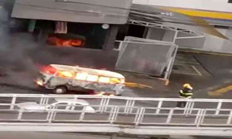 Kombi foi colocada na pista da Av. Cristiano Machado, para evitar um incndio maior (foto: Reproduo/ WhatsApp)