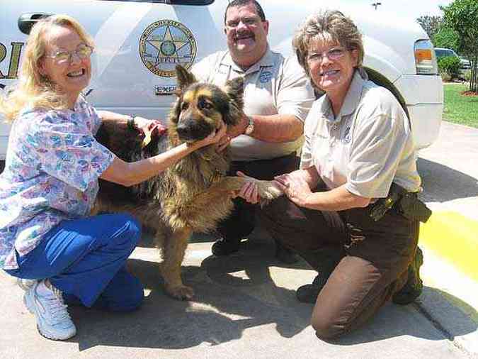Na foto, Debbie Zeisler com Bear e dois oficiais (foto: https://www.ongo.com/preview_article.php?a=1063280)