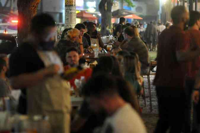 Fotos ilustram intenso movimento nos bares da tradicional rua noturna da Regio Nordeste da cidadeTliio Santos/EM/D.A Press