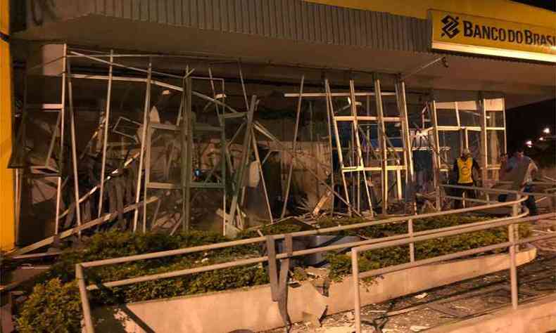 Agncia do Banco do Brasil foi alvo de exploso em Sapuca-Mirim(foto: Reproduo da internet/Facebook)