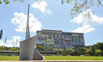 Na foto, predio da Reitoria da UFMG, no Campus da Pampulha.