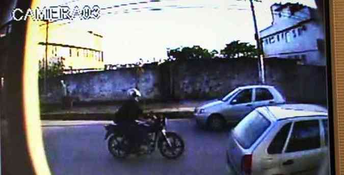 Imagens das cmeras de segurana de imveis flagraram o suspeito no bairro(foto: Reproduo/Polcia Civil)