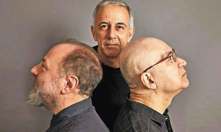 Os tr�s integrantes do Paralamas se posicionam em formato de tri�ngulo para foto
