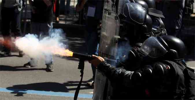 O uso de armas no letais durante os protestos levou o governo a fazer novas compras(foto: REUTERS/Pilar Olivares )