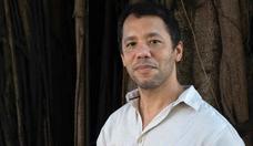 Itamar Vieira Jnior autografa 'Salvar o fogo', nesta quinta (22/6), em BH