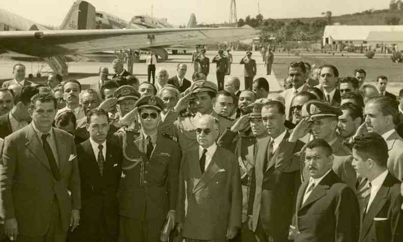 Foto de 1954 mostra o presidente Getlio Vargas com o governador JK e extensa comitiva no Aeroporto da Pampulha