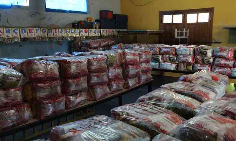 As cestas bsicas sero distribudas a cerca de 59 mil estudantes da rede municipal de Betim. Desde Julho os alunos esto recebendo o kit (foto: Prefeitura de Betim/Divulgao)