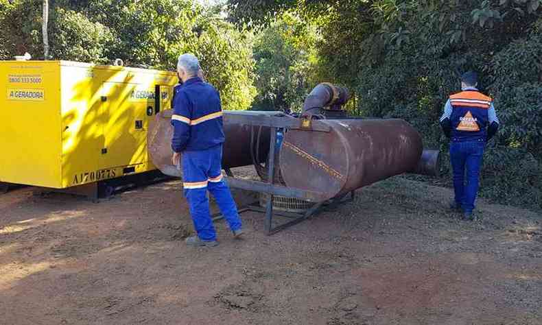 Tcnicos da Defesa Civil acompanham trabalhos em represa no Serro(foto: Defesa Civil/Divulgao)