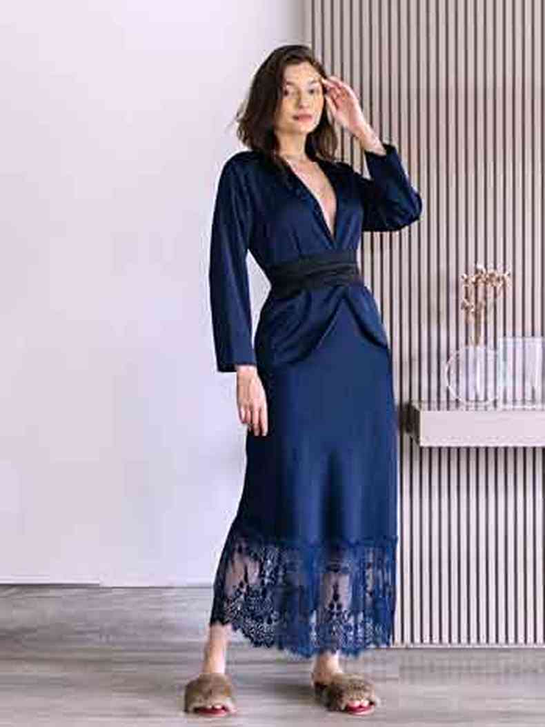 Modelo com vestido azul