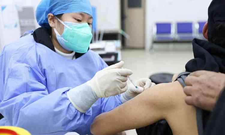 mulher vacina homem na China