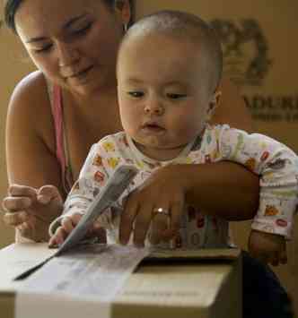 Os mais de 32 milhes de eleitores colombianos convocados a comparecer s urnas comearam a votar s 8h(foto: RAUL ARBOLEDA / AFP)