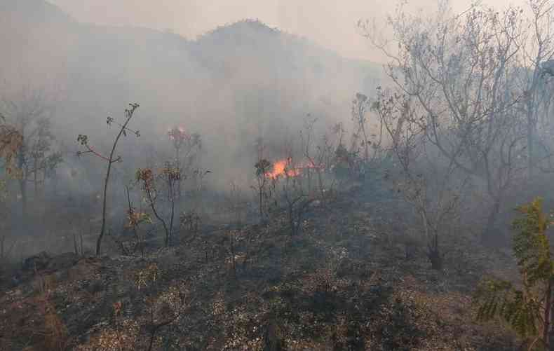 Incndio na Serra do So Jos, no Campo das Vertentes, ainda  um desafio para os militares do Corpo de Bombeiros