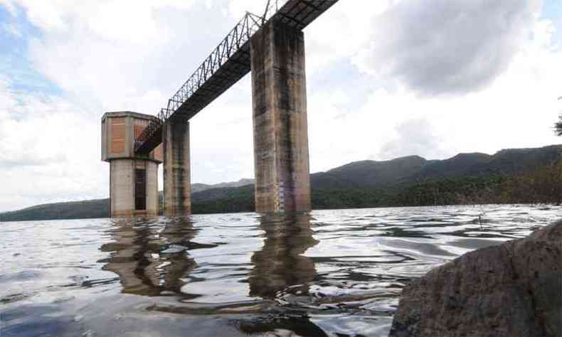 Maior represa do complexo que abastece a Grande BH, Rio Manso teve a recuperao mais expressiva. gua subiu at o vertedouro e est a 45 centmetros de ultrapass-lo(foto: Beto Novaes/EM/DA Press)