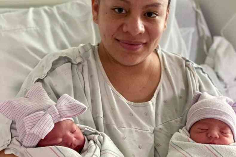 Gêmeos com a mãe no hospital