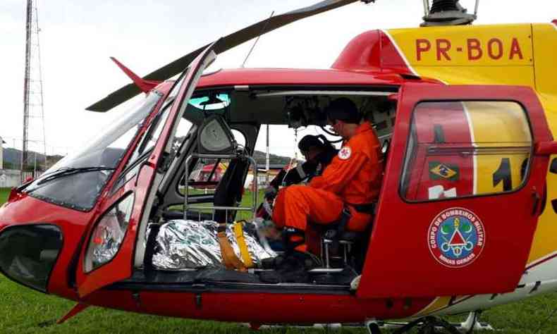 Transporte das vtimas graves para Belo Horizonte foi feito de helicptero(foto: Corpo de Bombeiros/Divulgao)