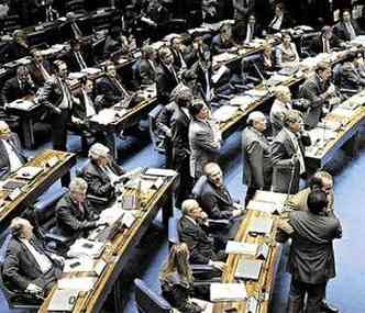 Senadores reunidos em plenrio: auditores da Receita entendem que parlamentares devem recolher IR dos pagamentos extras(foto: Paulo de Arajo/CB/DA Press)