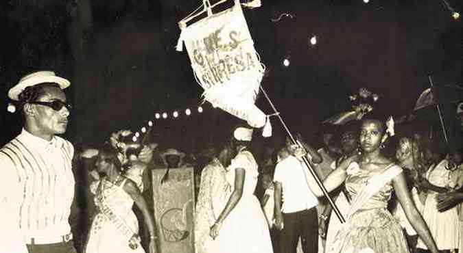Escola de samba desfila na Afonso Pena na dcada de 1960. Na poca, os desfiles eram espontneos e os folies se espalhavam pelas ruas e avenidas do Centro da capital(foto: ARQUIVO em/d.a press)