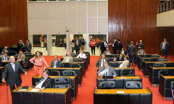 Dos 77 deputados, 16 no compareceram nessa quarta-feira para votar os projetos no plenrio. Ausncia vai doer no bolso dos parlamentares(foto: Pollyanna Malliniak/ALMG)