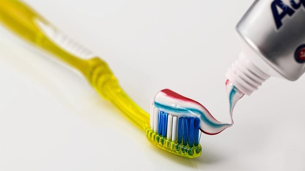 Pasta de dente realmente retira manchas da pele Especialista