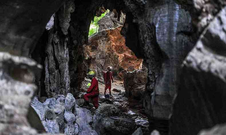 Pesquisadores refazem trajeto do Dinarmarquês, que teve de se embrenhar em grutas menos acessíveis (foto: Leandro Couri/EM/DA Press)