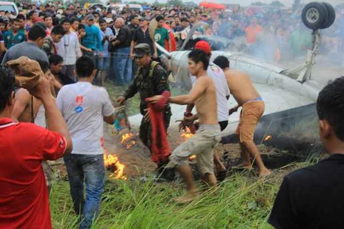 Avio da companhia boliviana Aerocon caiu neste domingo quando pousava no povoado amaznico de Riberalta, no nordeste da Bolvia(foto: REUTERS/ABI/Bolivian Presidency/Hand)